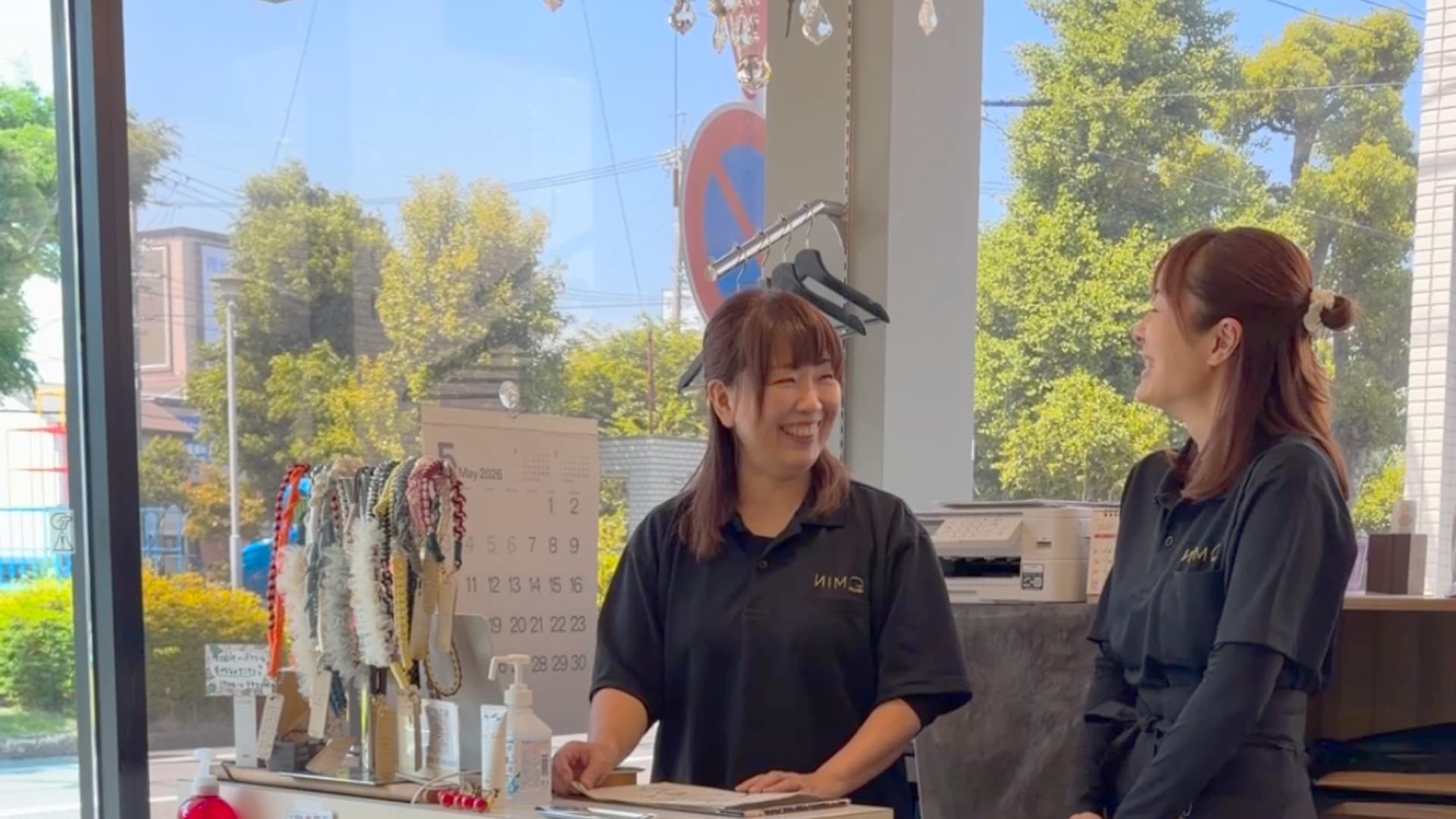 スタイリストが施術している様子